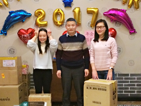 上海beat365亚洲体育在线app年会二等奖获得者合影 