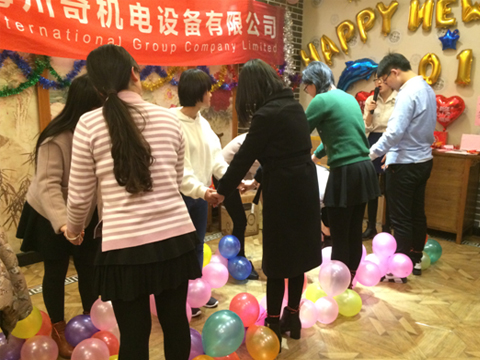 上海beat365亚洲体育在线app年会游戏踩气球 