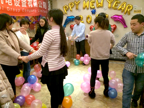 上海beat365亚洲体育在线app年会游戏踩气球