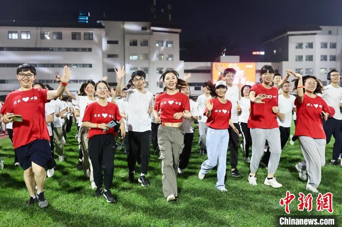 北大开学第一跑：4000余名新生携手奥运冠军王军