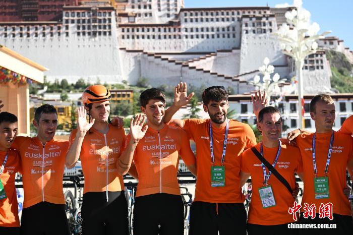 布达拉宫广场开幕仪式点亮高原热情西藏第六届