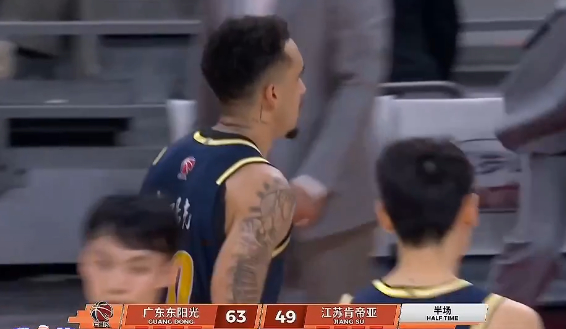 广东男篮第二节狂轰63-49领先江苏44分