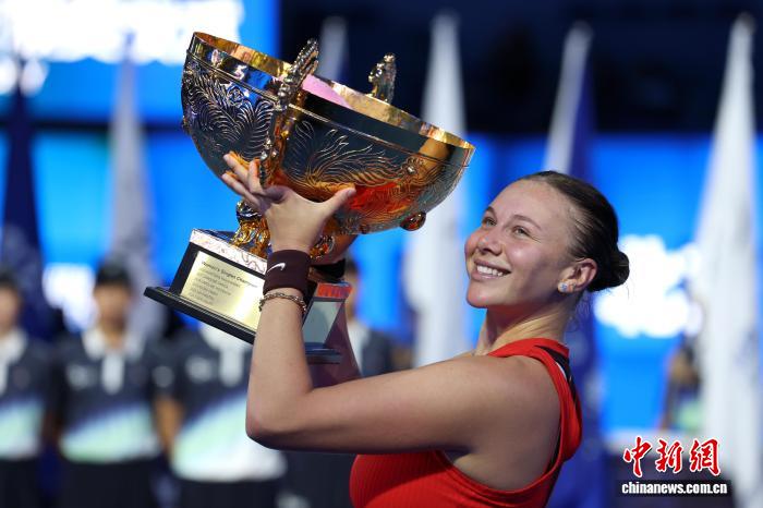 阿尼西莫娃在北京中网夺得首座女单冠军，三盘
