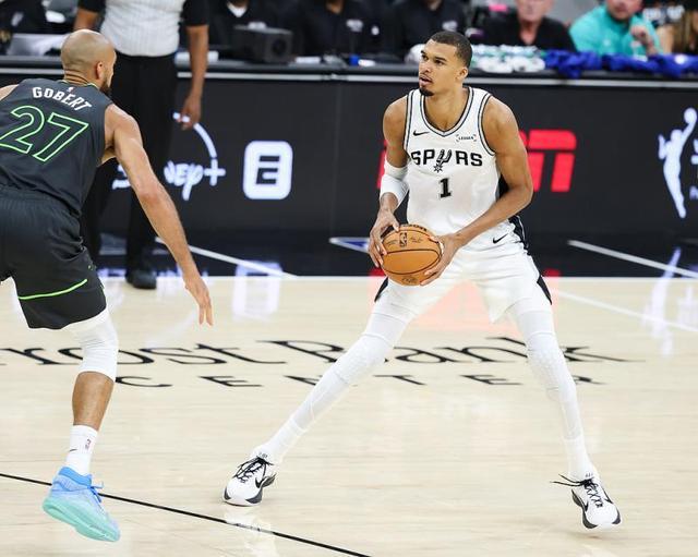 马刺133-95大胜森林狼，系列赛1-1平